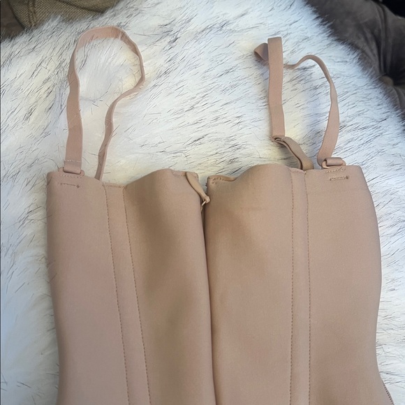 SKIMS Nude Shapewear Bodysuit - Picture 2 of 7